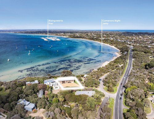 The house is within walking distance of the Sorrento and Blairgowrie shops and restaurants, Tideways beach, Blairgowrie Marina, walking trails and parklands.
