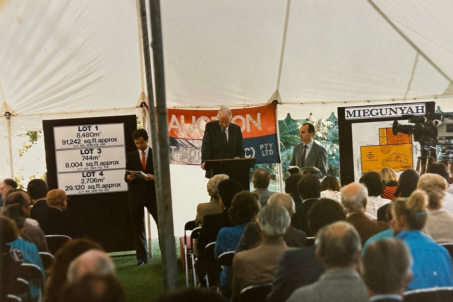 Warwick Anderson (right) and Harold Clapp (centre) calling the auction of Miegunyah, one of Toorak’s significant historic estates, offered across four lots at 641 Orrong Road, c. 1987