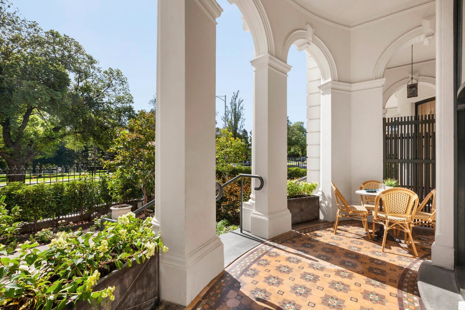 East Melbourne The Place to Be RT Edgar